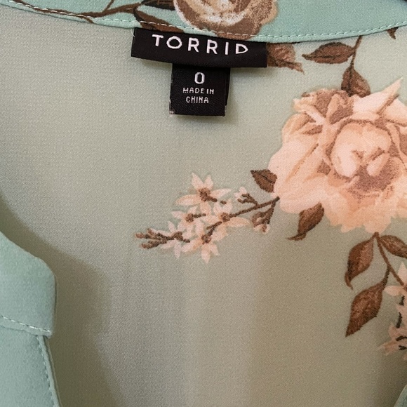 Torrid button down sheer blouse high low hem 0 - Picture 2 of 4